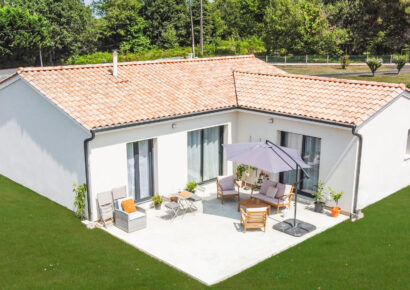 maison-contemporaine-en-L-100m2-pitaya-exterieur-jardin