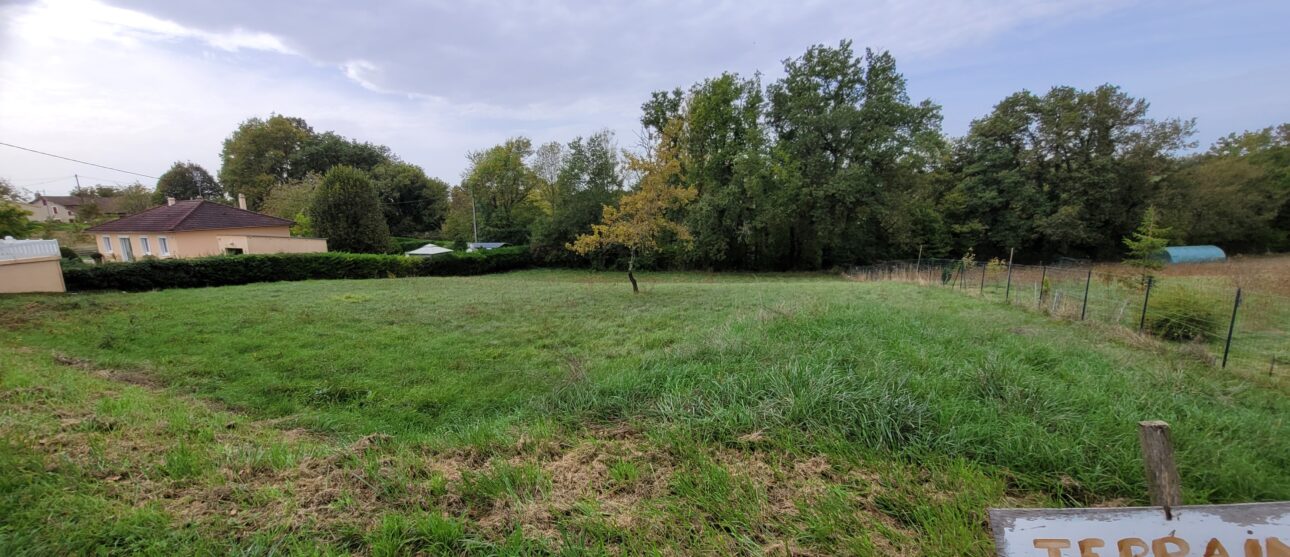 Terrain constructible Villetoureix  (Dordogne 24)